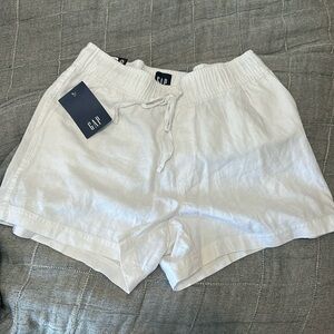 White linen gap pull on shorts, size small. Make a bundle and save!
